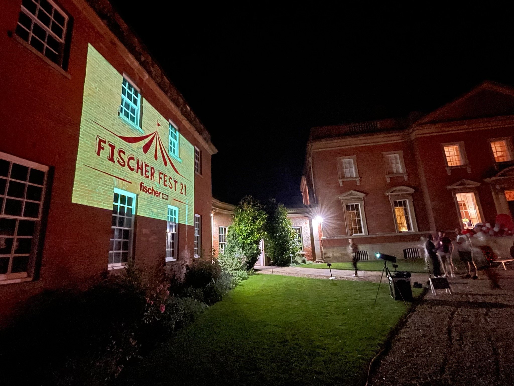 Projection Advertising with iProjector